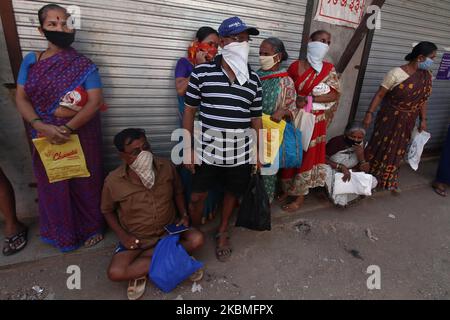 Les gens font la file d'attente pour acheter des articles d'épicerie à Mumbai, Inde sur 16 avril 2020. L'Inde continue d'être verrouillée à l'échelle nationale pour contrôler la propagation de la pandémie du coronavirus (COVID-19). (Photo par Himanshu Bhatt/NurPhoto) Banque D'Images