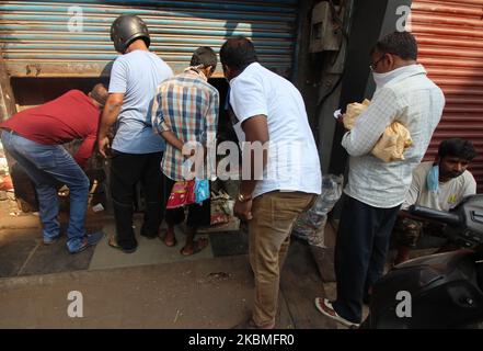 Les gens achètent des articles d'épicerie à Mumbai, Inde sur 16 avril 2020. L'Inde continue d'être verrouillée à l'échelle nationale pour contrôler la propagation de la pandémie du coronavirus (COVID-19). (Photo par Himanshu Bhatt/NurPhoto) Banque D'Images