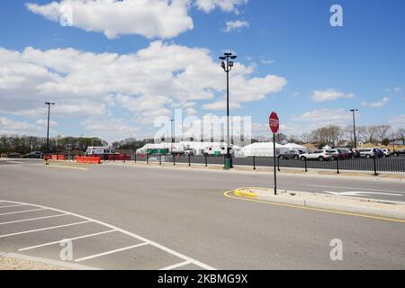 Une vue sur les tentes où l'automobiliste entre dans la réception COVID-19 essais dans le stationnement de l'allée de l'aqueduc dans la ville de New York Borough of Queens, NY, 16 avril 2020 (photo de John Nacion/NurPhoto) Banque D'Images