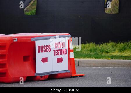 Une vue sur les tentes où l'automobiliste entre dans la réception COVID-19 essais dans le stationnement de l'allée de l'aqueduc dans la ville de New York Borough of Queens, NY, 16 avril 2020 (photo de John Nacion/NurPhoto) Banque D'Images