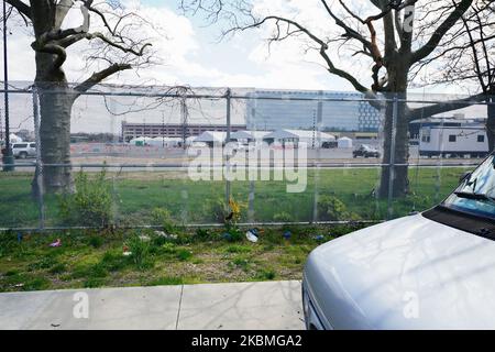 Une vue sur les tentes où l'automobiliste entre dans la réception COVID-19 essais dans le stationnement de l'allée de l'aqueduc dans la ville de New York Borough of Queens, NY, 16 avril 2020 (photo de John Nacion/NurPhoto) Banque D'Images