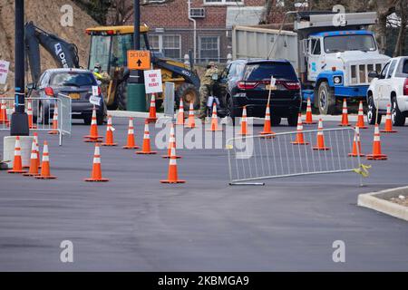 Les membres de la garde nationale aident l'automobiliste à arriver dans un centre d'essais COVID-19 installé dans le stationnement de l'hippodrome d'Aqueduct dans le quartier de New Yor?k City de Queens, NY, 16 avril 2020. (Photo de John Nacion/NurPhoto) Banque D'Images