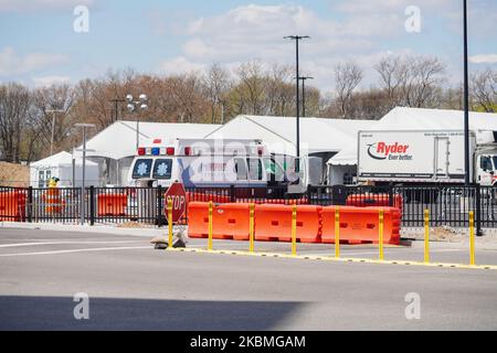 Une vue sur les tentes où l'automobiliste entre dans la réception COVID-19 essais dans le stationnement de l'allée de l'aqueduc dans la ville de New York Borough of Queens, NY, 16 avril 2020 (photo de John Nacion/NurPhoto) Banque D'Images