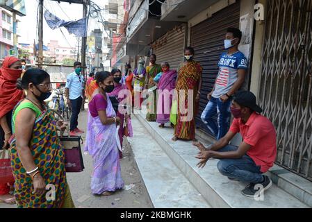 Les gens attendent à l'extérieur d'une banque pour récupérer l'argent de leurs comptes Pradhan Mantri Jan Dhan Yojana (PMJDY) pendant le confinement national prolongé imposé par le Premier ministre Narendra Modi pour freiner la propagation du coronavirus à la périphérie de Kolkata, en Inde, le vendredi 17th avril 2020. L'Inde est complètement verrouillée depuis 25 mars après que le Premier ministre Narendra Modi ait demandé aux citoyens d'éviter de se retirer jusqu'à ce qu'il soit absolument nécessaire de contenir la pandémie mondiale du coronavirus COVID-19 pour des mesures préventives. (Photo de Sonali Pal Chaudhury/NurPhoto) Banque D'Images