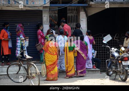 Les gens attendent à l'extérieur d'une banque pour récupérer l'argent de leurs comptes Pradhan Mantri Jan Dhan Yojana (PMJDY) pendant le confinement national prolongé imposé par le Premier ministre Narendra Modi pour freiner la propagation du coronavirus à la périphérie de Kolkata, en Inde, le vendredi 17th avril 2020. L'Inde est complètement verrouillée depuis 25 mars après que le Premier ministre Narendra Modi ait demandé aux citoyens d'éviter de se retirer jusqu'à ce qu'il soit absolument nécessaire de contenir la pandémie mondiale du coronavirus COVID-19 pour des mesures préventives. (Photo de Sonali Pal Chaudhury/NurPhoto) Banque D'Images