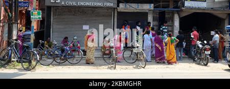 Les gens attendent à l'extérieur d'une banque pour récupérer l'argent de leurs comptes Pradhan Mantri Jan Dhan Yojana (PMJDY) pendant le confinement national prolongé imposé par le Premier ministre Narendra Modi pour freiner la propagation du coronavirus à la périphérie de Kolkata, en Inde, le vendredi 17th avril 2020. L'Inde est complètement verrouillée depuis 25 mars après que le Premier ministre Narendra Modi ait demandé aux citoyens d'éviter de se retirer jusqu'à ce qu'il soit absolument nécessaire de contenir la pandémie mondiale du coronavirus COVID-19 pour des mesures préventives. (Photo de Sonali Pal Chaudhury/NurPhoto) Banque D'Images