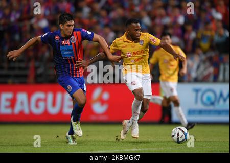 Heberty Fernandes (à droite) de SCG Muangthon Uni en action pendant le match de ligue thaï 2018 contre Port FC au stade Pat sur 9 juin 2018 à Bangkok, en Thaïlande. La Thai League reprendra en septembre et le calendrier de la compétition sera modifié en septembre 2020 à avril ou mai 2021 après que la compétition aura été reportée en raison de l'épidémie de coronavirus (Covid-19) en Thaïlande. En tant que président de l'Association de football de la Thaïlande Pol.Gen Somyot Phumphanmuang annonce sur 16 avril 2020. (Photo de Vachira Vachira/NurPhoto) Banque D'Images