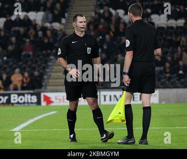 L'arbitre Tim Robinson en discussion avec l'un de ses assistants lors du match du championnat Sky Bet entre Hull City et Middlesbrough au KC Stadium, Kingston upon Hull, Royaume-Uni, le 31st octobre 2017. (Photo de Mark Fletcher/MI News/NurPhoto) Banque D'Images