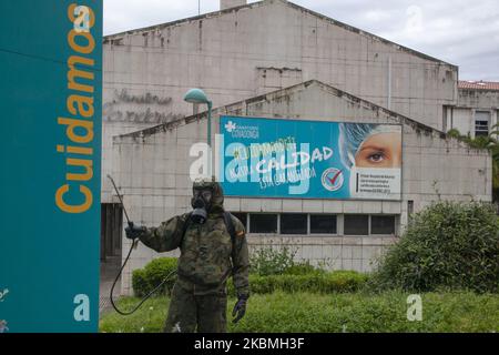 Un soldat désinfecte devant un panneau à l'entrée de l'enceinte du Sanatorium de Covadonga qui indique ''nous prenons soin''. Des troupes de l'armée espagnole ont effectué des travaux de désinfection au Sanatorium Covadonga, une résidence privée qui accueille plusieurs patients atteints de coronavirus, à Gijón, en Espagne, sur 17 avril 2020. Ces travaux font partie de l'« opération Balmis » lancée par le Gouvernement pour la collaboration des forces armées dans la lutte contre la pandémie du coronavirus. Dans ce cadre, plus de 90 000 soldats ont été mobilisés, avec une moyenne de 550 interventions quotidiennes Banque D'Images