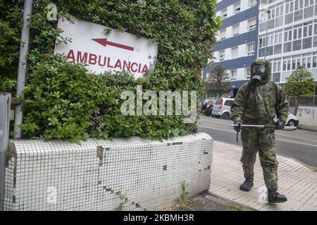 Un soldat désinfecte devant le panneau d'entrée d'une ambulance. Des troupes de l'armée espagnole ont effectué des travaux de désinfection au Sanatorium Covadonga, une résidence privée qui accueille plusieurs patients atteints de coronavirus, à Gijón, en Espagne, sur 17 avril 2020. Ces travaux font partie de l'« opération Balmis » lancée par le Gouvernement pour la collaboration des forces armées dans la lutte contre la pandémie du coronavirus. Dans ce cadre, jusqu'à plus de 90 000 soldats ont été mobilisés, avec une moyenne de 550 interventions quotidiennes axées sur la désinfection des installations publiques et privées, santé sup Banque D'Images