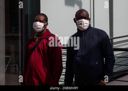 Deux des médecins cubains posent devant l'entrée de l'hôpital sur 18 avril 2020 à Turin, Italie. Le 'Officine grandi riparazioni OGR' abritera un grand hôpital temporaire avec une unité de soins intensifs, une unité de soins subintensifs et des lieux d'hospitalisation. (Photo de Mauro Ujetto/NurPhoto) Banque D'Images