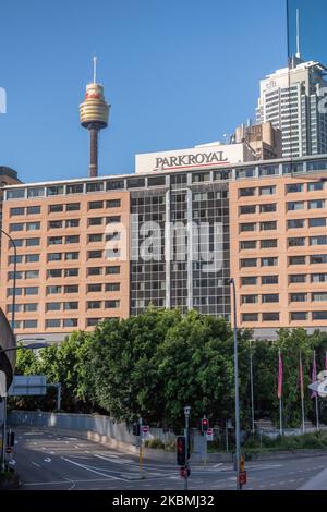 L'hôtel Parkroyal est visible derrière une route vide à Darling Harbour sur 18 avril 2020 à Sydney, en Australie. (Photo par Izhar Khan/NurPhoto) Banque D'Images