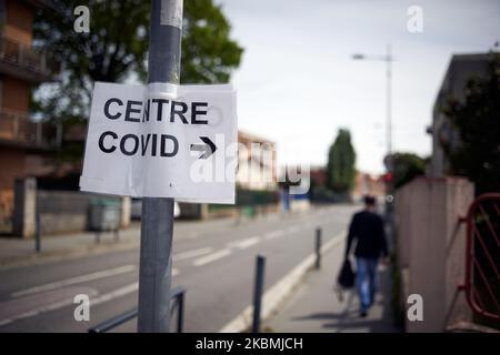 Un panneau lisant 'Covid centre' à Toulouse, en France, sur 18 avril 2020. À Toulouse comme ailleurs en France, des centres médicaux ont été ouverts au diagnostic des personnes qui pourraient avoir le coronavirus SRAS-COV-2 responsable de la maladie Covid-19. Les patients doivent être dirigés vers ces centres si leur médecin les envoie là-bas s'ils présentent des symptômes du Covid-19. Un médecin examine le patient et, si nécessaire, reste en contact avec lui par téléphone jusqu'à son rétablissement. Dans le pire des cas, les patients sont envoyés à l'hôpital. (Photo d'Alain Pitton/NurPhoto) Banque D'Images