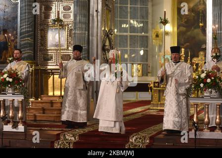 Métropolitaine de Varsonowy de Saint-Pétersbourg et de Ladoga (c) pendant le service russe orthodoxe de Pâques à Saint-Pétersbourg, Russie, sur 18 avril 2020. Le service a été tenu sans paroissiens en raison de l'épidémie de coronavirus. (Photo de Sergey Nikolaev/NurPhoto) Banque D'Images