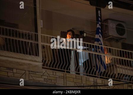 Croyants dans les balcons dans le bloc d'appartements tenant des bougies. Fête grecque orthodoxe de Pâques pendant l'ère nationale de confinement strict Covid-19 à Thessalonique, Grèce sur 19 avril 2020. Les adorateurs sont vus dans des balcons avec des bougies, qui est habituellement le feu éclairé du Service Divin de la Résurrection, du feu ou de la lumière Saint, Dans l'église avec des milliers de personnes à l'intérieur et à l'extérieur des églises à travers le pays comme c'est la célébration religieuse la plus sacrée mais en raison de l'interdiction de la circulation, ils ne peuvent pas assister à la place, ils écoutent la liturgie par des services de flux en direct et la télévision.depuis dimanche la Grèce a rapporté 2,23 Banque D'Images