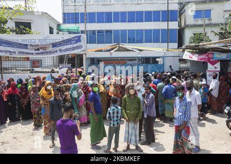 Les gens attendent de recueillir des secours pendant que le gouvernement a imposé un lock-down à l'échelle nationale en raison de préoccupations liées à la pandémie du coronavirus à Dhaka, au Bangladesh, sur le 19 avril 2020. (Photo d'Ahmed Salahuddin/NurPhoto) Banque D'Images