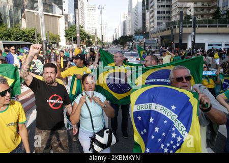 Les partisans du président du Brésil, Jair Bolsonaro, s'arrêtent sur l'Avenida Paulista, dans la région centrale de la ville de Sao Paulo, au Brésil, sur 19 avril 2020, lors d'un rassemblement contre les mesures d'isolement social prises par le gouverneur de Sao Paulo, Joao Doria pour contenir la pandémie du nouveau coronavirus qui transmet le covid-19, dans la région centrale de Sao Paulo, ce dimanche après-midi. La quarantaine a été prolongée jusqu'à 10 mai. Les manifestants appellent à la réouverture du commerce. (Photo de Fabio Vieira/FotoRua/NurPhoto) Banque D'Images