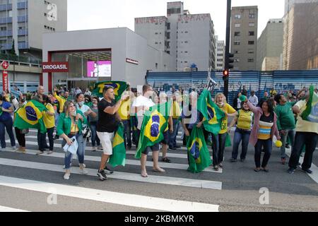 Les partisans du président du Brésil, Jair Bolsonaro, s'arrêtent sur l'Avenida Paulista, dans la région centrale de la ville de Sao Paulo, au Brésil, sur 19 avril 2020, lors d'un rassemblement contre les mesures d'isolement social prises par le gouverneur de Sao Paulo, Joao Doria pour contenir la pandémie du nouveau coronavirus qui transmet le covid-19, dans la région centrale de Sao Paulo, ce dimanche après-midi. La quarantaine a été prolongée jusqu'à 10 mai. Les manifestants appellent à la réouverture du commerce. (Photo de Fabio Vieira/FotoRua/NurPhoto) Banque D'Images