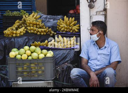 Un fournisseur de fruits attend le client, pendant le confinement national pour enrayer la propagation du coronavirus, à Guwahati, Assam, Inde, lundi, 20 avril, 2020. (Photo de David Talukdar/NurPhoto) Banque D'Images