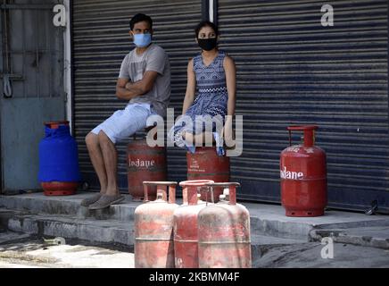 Les résidents attendent l'ouverture d'une agence de gaz pour remplir leurs bouteilles de GPL, lors du confinement national imposé pour enrayer la propagation du nouveau coronavirus, à Guwahati, Assam, Inde lundi, 20 avril, 2020. (Photo de David Talukdar/NurPhoto) Banque D'Images