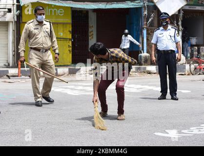 La police punit un homme pour avoir cracher dans un lieu public, lors de l'isolement national pour enrayer la propagation du coronavirus, à Guwahati, Assam, Inde lundi, 20 avril, 2020. (Photo de David Talukdar/NurPhoto) Banque D'Images