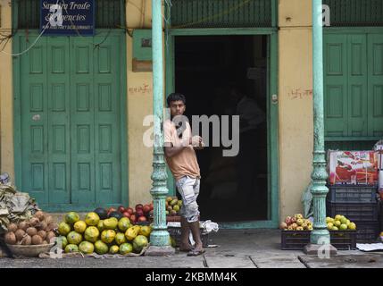 Un fournisseur de fruits attend le client, pendant le confinement national pour enrayer la propagation du coronavirus, à Guwahati, Assam, Inde, lundi, 20 avril, 2020. (Photo de David Talukdar/NurPhoto) Banque D'Images