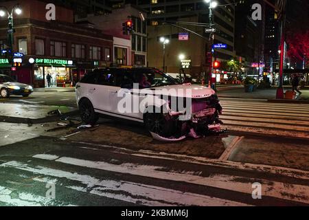 Vue d'un accident de voiture le long de 34th Street et 8th Ave, New York City, États-Unis pendant une pandémie de coronavirus à 19 avril 2020. Les collisions de la circulation sont en chute libre dans plusieurs villes des États-Unis. (Photo de John Nacion/NurPhoto) Banque D'Images