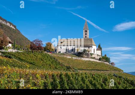 Cortaccia / Kurtatsch, province de Bolzano, Tyrol du Sud, Italie du Nord, Europe. Paysage d'automne avec l'église Saint-Vigilius. Banque D'Images