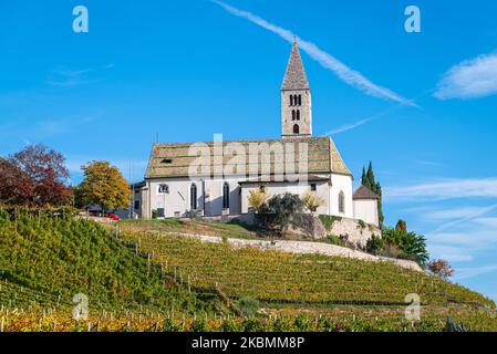 Cortaccia / Kurtatsch, province de Bolzano, Tyrol du Sud, Italie du Nord, Europe. Paysage d'automne avec l'église Saint-Vigilius. Banque D'Images