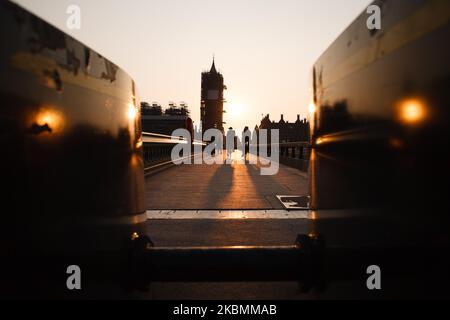 Les cyclistes traversent un pont de Westminster presque déserté tandis que le soleil se couche derrière le Parlement de Londres, en Angleterre, sur 8 avril 2020. Alors que le pays ne devrait pas atteindre son « pic » du coronavirus Covid-19 pendant une semaine ou plus, les conditions actuelles de verrouillage en place au Royaume-Uni devraient être étendues dans les prochains jours au-delà de la fin imminente, lundi prochain, de la période de trois semaines de restrictions qui a été initialement imposée. Le secrétaire aux Affaires étrangères, Dominic Raab, aurait prévu de s'attaquer à cette question lors de la conférence de presse quotidienne de jeudi. Raab est actuellement en train de se dépuiser Banque D'Images