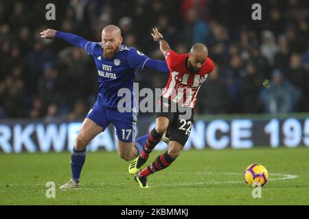 Nathan Redmond, de Southampton, en action avec Aron Gunnarsson, de Cardiff City, lors du match de la Premier League entre Cardiff City et Southampton au Cardiff City Stadium, à Cardiff, le samedi 8th décembre 2018. (Photo de Mark Fletcher/MI News/NurPhoto) Banque D'Images