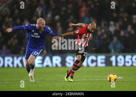 Nathan Redmond, de Southampton, en action avec Aron Gunnarsson, de Cardiff City, lors du match de la Premier League entre Cardiff City et Southampton au Cardiff City Stadium, à Cardiff, le samedi 8th décembre 2018. (Photo de Mark Fletcher/MI News/NurPhoto) Banque D'Images