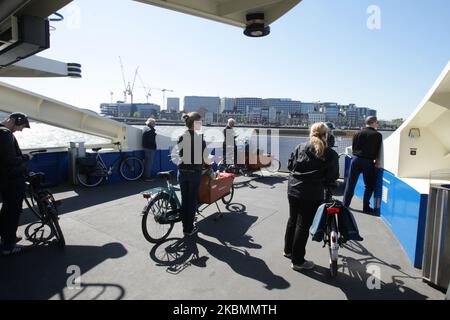 Les navetteurs pratiquent la distanciation sociale et attendent leur destination sur le ferry à la rivière IJ près de la gare centrale de 20 avril 2020 à Amsterdam, pays-Bas. Le Premier ministre néerlandais Mark Rutte, après avoir rencontré l'équipe de conseillers gouvernementaux en matière d'épidémie (OMT), a analysé les mesures actuelles et leur impact lors d'une conférence de presse qui révélera quelles mesures sont prises pour revenir à la normalité. (Photo de Paulo Amorim/NurPhoto) Banque D'Images