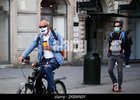 Les hommes portent des masques protecteurs en raison de la propagation du coronavirus. Cracovie, Pologne sur 20 avril 2020. La règle de la couverture du nez et de la bouche dans les lieux publics avec des masques faciaux, des charves ou des mouchoirs est entrée en vigueur à partir de 16 avril. A partir de lundi (20 avril), l'interdiction de se déplacer, de voyager et de rester dans les lieux publics a été levée. Les forêts, les parcs, les rochers et les plages ont été rouverts, à l'exception des terrains de jeux et des installations sportives. Les enfants de plus de 13 ans peuvent désormais se déplacer sans parents. (Photo de Beata Zawrzel/NurPhoto) Banque D'Images