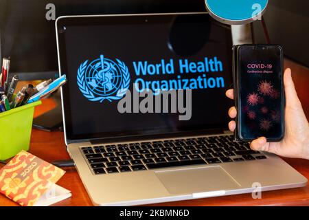 À des fins d'illustration, une femme tient son téléphone portable avec une note Covid-19 devant un écran d'ordinateur portant le logo de l'Organisation mondiale de la Santé pendant une pandémie de coronavirus au 21 avril 2020. Le rôle de L'OMS est crucial pendant les épidémies et les pandémies. (Photo par Dominika Zarzycka/NurPhoto) Banque D'Images