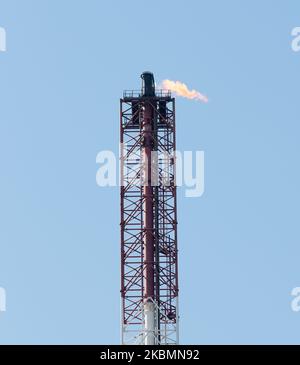 Vue d'ensemble d'une raffinerie Total Oil à Anvers - Belgique le 21 avril 2020. LES prix DU pétrole AMÉRICAIN se sont écrasés en territoire négatif ces dernières semaines, pour la première fois dans l'histoire, alors que l'évaporation de la demande causée par la pandémie du coronavirus (COVID-19) dans le monde entier a laissé le monde inondé de pétrole et n'a pas assez de capacité de stockage.Total Petrochemicals est l'un des plus grands producteurs de produits pétrochimiques au monde. Ses activités comprennent des produits pétrochimiques de base provenant de crackers à vapeur et de certaines usines de traitement de raffineries. (Photo de Jonathan Raa/NurPhoto) Banque D'Images