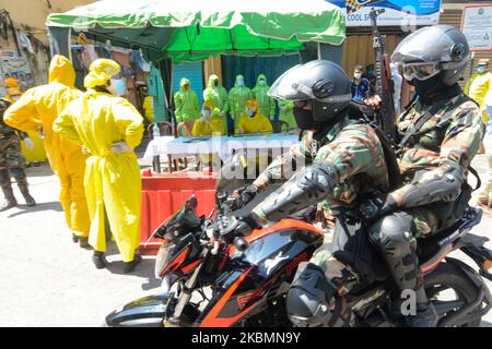 Sri Lankan les commandos de l'unité militaire personnelle de moto patrouillent dans une rue pendant un couvre-feu national comme mesure préventive contre la propagation du nouveau coronavirus COVID-19, à Colombo le 21,2020 avril (photo d'Akila Jayawardana/NurPhoto) Banque D'Images