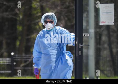 Le médecin combattant le coronavirus est vu à l'extérieur du service des maladies infectieuses de l'hôpital universitaire de Cracovie, en Pologne, sur 21 avril 2020. L'hôpital teste des échantillons pour le coronavirus à l'aide de la machine de démonstration Cobas 6800, très efficace, fournie par la société pharmaceutique Roche, qui peut réaliser jusqu'à 1 400 tests par jour. (Photo de Beata Zawrzel/NurPhoto) Banque D'Images