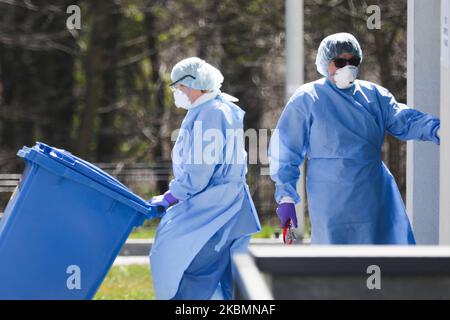 Le médecin combattant le coronavirus est vu à l'extérieur du service des maladies infectieuses de l'hôpital universitaire de Cracovie, en Pologne, sur 21 avril 2020. L'hôpital teste des échantillons pour le coronavirus à l'aide de la machine de démonstration Cobas 6800, très efficace, fournie par la société pharmaceutique Roche, qui peut réaliser jusqu'à 1 400 tests par jour. (Photo de Beata Zawrzel/NurPhoto) Banque D'Images