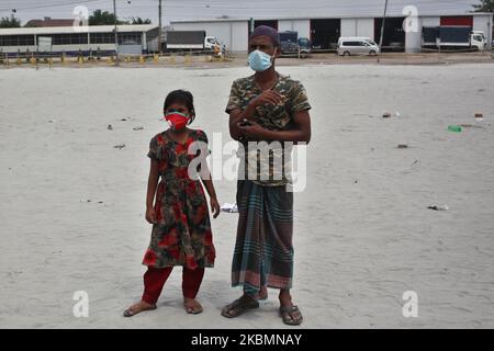 Les gens attendent des secours lors d'un confinement imposé par le gouvernement dans le cadre de l'épidémie de virus corona à Dhaka, au Bangladesh, le mardi 21 avril 2020. (Photo de Syed Mahamudur Rahman/NurPhoto) Banque D'Images