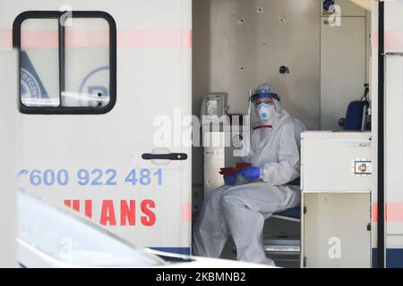 Un médecin portant un uniforme de protection est vu dans une ambulance à l'extérieur du service des maladies infectieuses de l'hôpital universitaire de Cracovie, en Pologne, sur 21 avril 2020. L'hôpital teste des échantillons pour le coronavirus à l'aide de la machine de démonstration Cobas 6800, très efficace, fournie par la société pharmaceutique Roche, qui peut réaliser jusqu'à 1 400 tests par jour. (Photo de Beata Zawrzel/NurPhoto) Banque D'Images