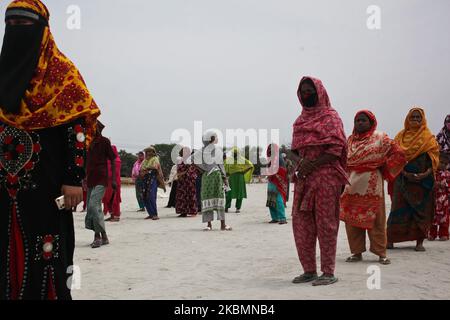 Les gens attendent des secours lors d'un confinement imposé par le gouvernement dans le cadre de l'épidémie de virus corona à Dhaka, au Bangladesh, le mardi 21 avril 2020. (Photo de Syed Mahamudur Rahman/NurPhoto) Banque D'Images