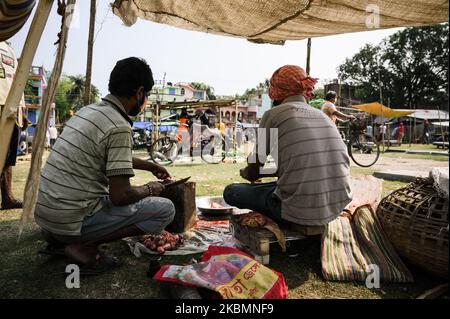 La vie quotidienne à Tehatta (Bengale-Occidental, Inde sur 11 avril 2020 pendant la COVID-19, pandémie. Le gouvernement du Bengale occidental a identifié sept de ses zones comme ''points chauds' de l'infection du coronavirus, Tehatta (Bengale occidental, Inde) est l'un d'eux. Un marché temporaire a été mis en place sur un terrain vacant à l'initiative de l'administration Tehatta afin de maintenir le processus de séparation en cours. (Photo de Soumyabrata Roy/NurPhoto) Banque D'Images