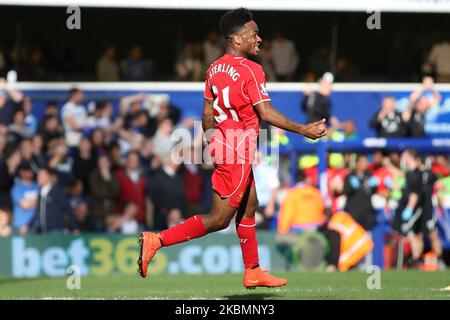 Raheem Sterling, milieu de terrain de Liverpool, fête ses 2-3 ans après avoir forcé un autre but dans la deuxième moitié du match de la Barclays Premier League entre Queens Park Rangers et Liverpool sur Loftus Road, Londres, le Sunday 19 octobre 2014 (photo de MI News/NurPhoto) Banque D'Images