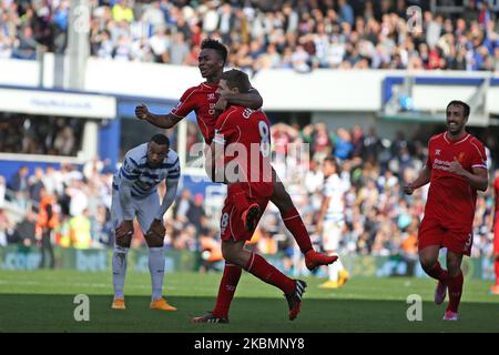 Raheem Sterling, milieu de terrain de Liverpool, fête avec Steven Gerrard après avoir forcé un autre objectif à atteindre 2-3 dans la seconde moitié du match de la Barclays Premier League entre Queens Park Rangers et Liverpool à Loftus Road, Londres, le Sunday 19 octobre 2014 (photo de MI News/NurPhoto) Banque D'Images