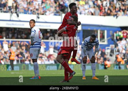 Raheem Sterling, milieu de terrain de Liverpool, fête avec Steven Gerrard après avoir forcé un autre objectif à atteindre 2-3 dans la seconde moitié du match de la Barclays Premier League entre Queens Park Rangers et Liverpool à Loftus Road, Londres, le Sunday 19 octobre 2014 (photo de MI News/NurPhoto) Banque D'Images