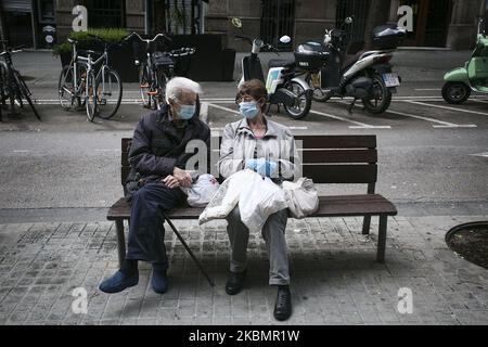 Un couple âgé repose sur un banc après avoir fait ses courses à Barcelone, ??sur 22 avril 2020. (Photo de Robert Bonet/NurPhoto) Banque D'Images