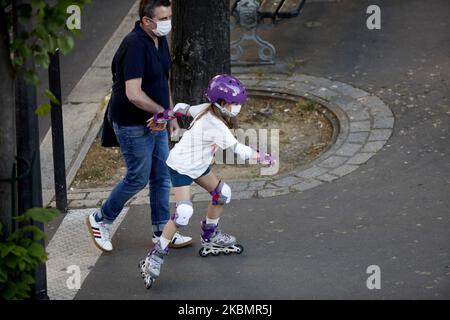 Une femme se promène dans la rue alors que le confinement se poursuit en raison de l'épidémie de coronavirus (COVID 19) à 22 avril 2020, à Paris, en France. La pandémie de coronavirus (COVID-19) s'est propagée dans de nombreux pays à travers le monde. (Photo de Mehdi Taamallah/NurPhoto) Banque D'Images