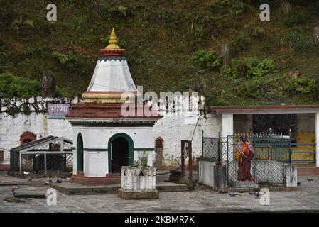 Le temple de Matatritha, un lieu de pèlerinage hindou vu vide pendant le festival annuel de la fête des mères comme préoccupations au sujet de la propagation du virus de Corona (COVID-19) au temple de Matatritha à Katmandou, Népal jeudi, 23 avril 2020. (Photo de Narayan Maharajan/NurPhoto) Banque D'Images