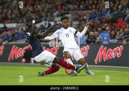 Raheem Sterling of Englandbatailles avec Bacary Sagna of France lors du match international amical lors du match international amical entre l'Angleterre et la France au stade Wembley, mardi 17th November2015. (Photo par Ryan Dinham/MI News/NurPhoto) Banque D'Images